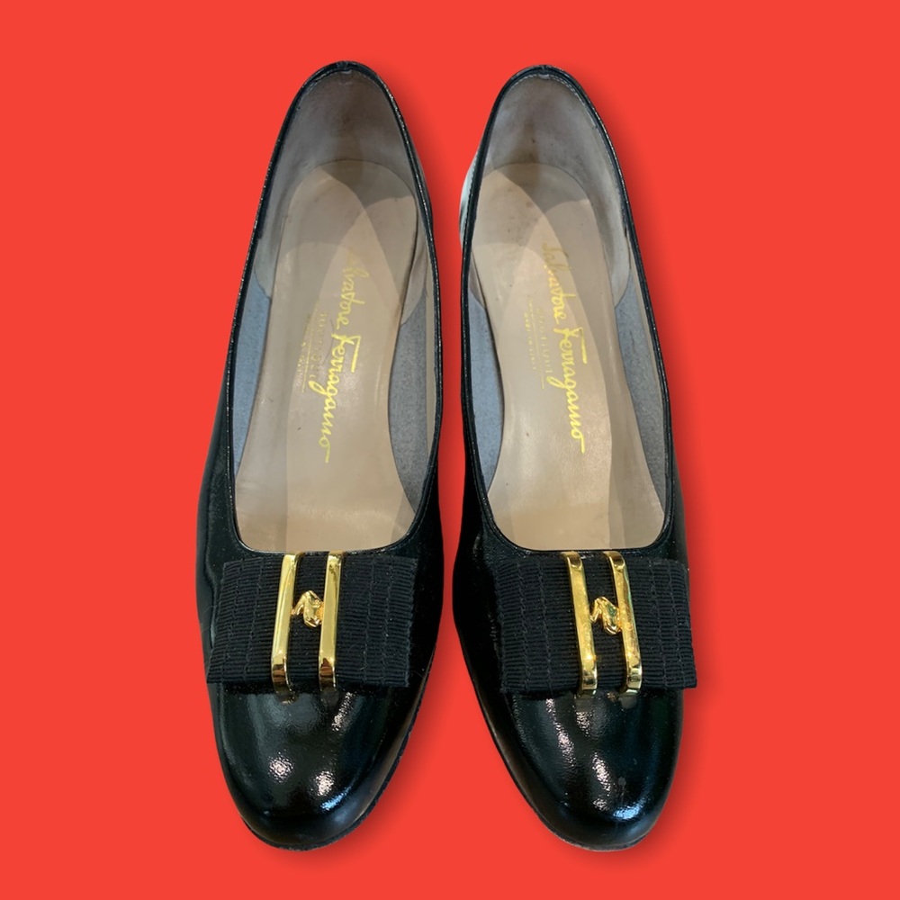 Salvatore Ferragamo black leather pump